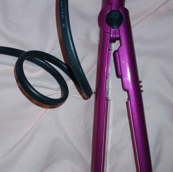 Babybliss flat iron mini travel or on bangs. Super cute and easy to use. - Picture 7 of 7